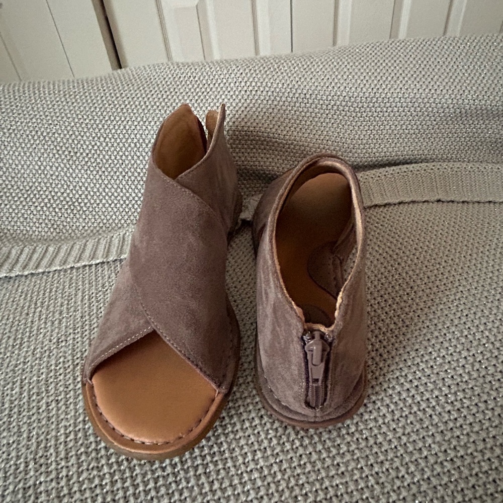 BOC Taupe shoes. Like new condition. Very comfortable.